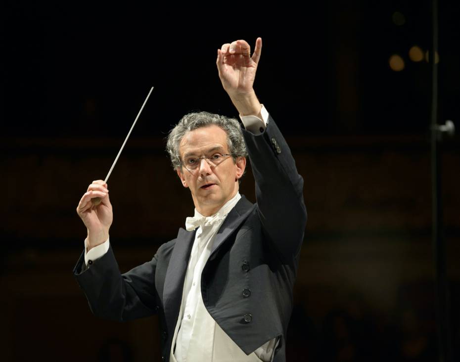 Fabio Luisi will be presiding over the Ammodo Conducting Masterclass on 27, 28 and 29 June 2022. Open to the public, Maestro Luisi will be sharing some of his knowledge and experience with four very talented young conductors. , who will each be given the chance to conduct the Concertgebouw Orchestra
