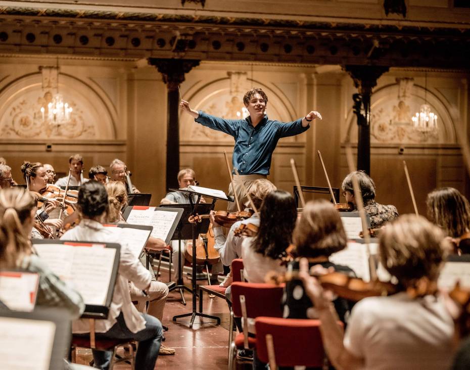 Maak een keuze uit vertrouwd symfonisch repertoire, werken uit de recente muziekgeschiedenis en verrassende producties met grote dirigenten en bijzondere solisten.