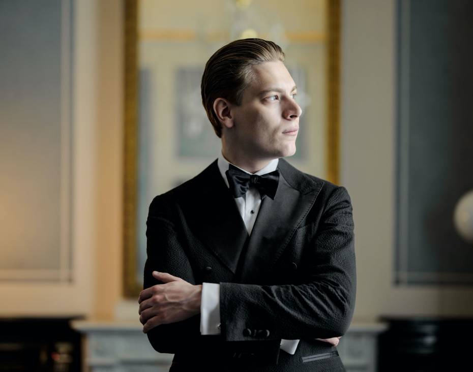 Het Concertgebouworkest is verheugd een langdurige verbintenis aan te kondigen met Klaus Mäkelä. Komend seizoen begint hij als artistiek partner en in 2027 wordt hij onze achtste chef-dirigent.