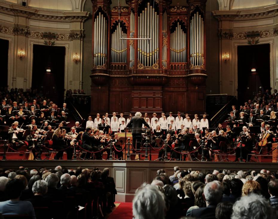 The performance of a Bach Passion every year on Palm Sunday is one of the Concertgebouw Orchestra’s oldest traditions. How did this begin – and why is the tradition still so strong after 126 years?