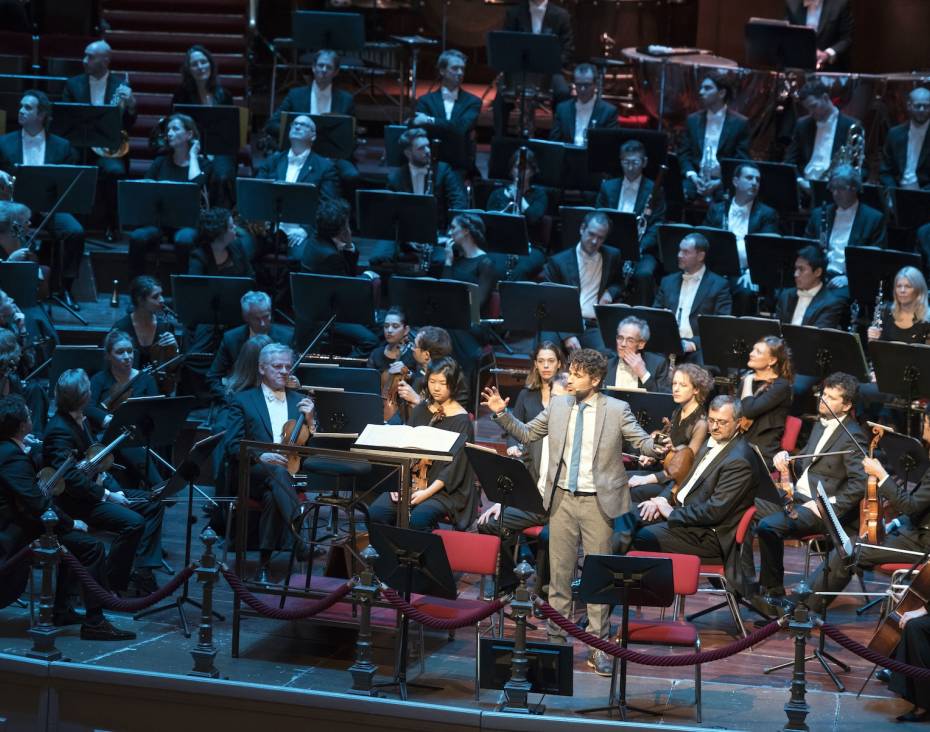 Waar te beginnen met symfonische muziek? Het antwoord vind je bij Essentials: concerten op vrijdag- of zaterdagavond om 21.00 uur, compleet met een prikkelende inleiding op het podium en een drankje na afloop in de Spiegelzaal.