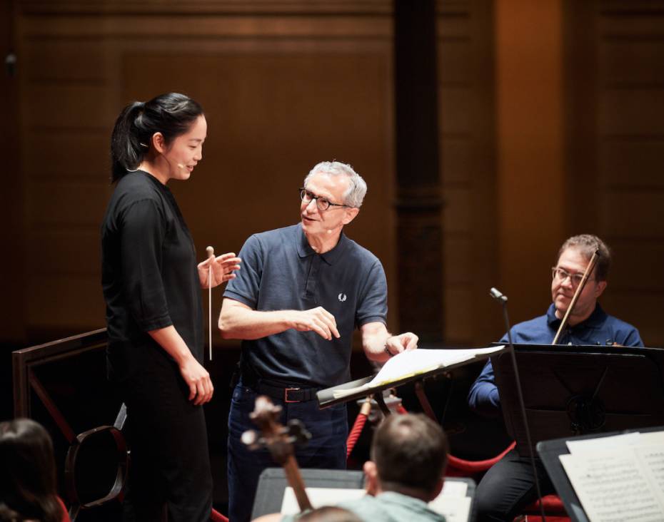 Bekijk de opnamen terug van de Ammodo Masterclass dirigeren onder leiding van Fabio Luisi. In drie afleveringen deelt maestro Luisi zijn kennis en ervaring met vier getalenteerde jonge dirigenten.