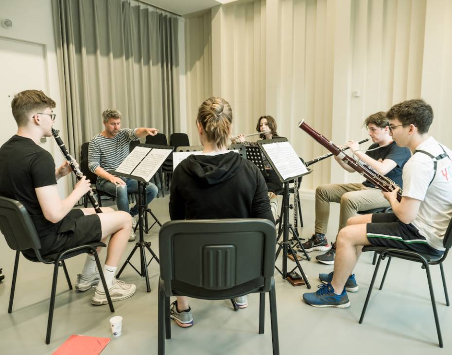 ‘Everybody, close your eyes!’ Clarinettist Arno Piters leads a woodwind rehearsal at Concertgebouworkest Young. We take a look behind the scenes at a wind quintet rehearsal during the 2022 edition of Young.