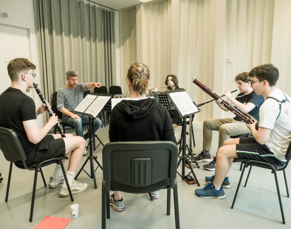 'Allemaal je ogen dicht!' Klarinettist Arno Piters leidt een houtblazersrepetitie van Concertgebouworkest Young. Een kijkje achter de schermen.