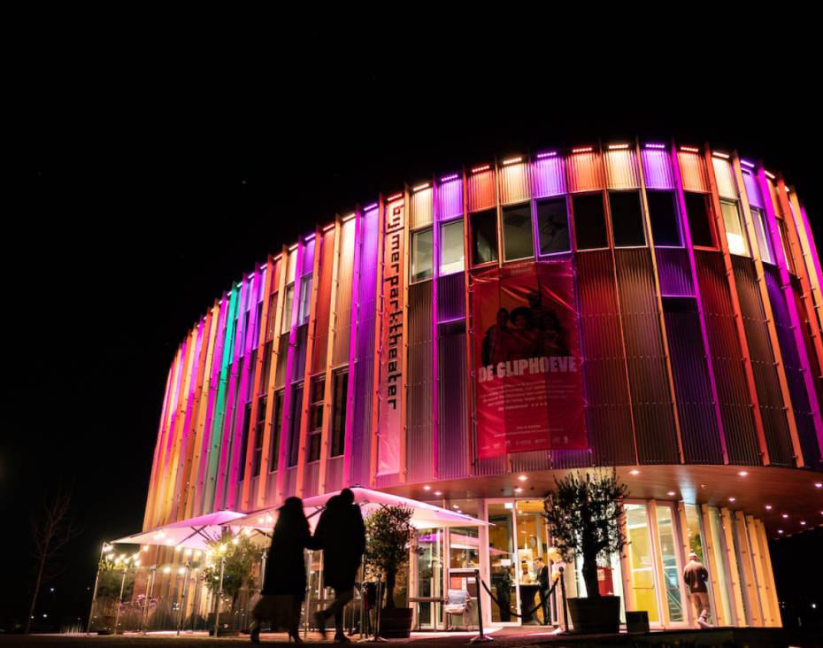 Vanaf dit seizoen werken we samen met het Bijlmer Parktheater in een reeks grensverleggende concerten, waarbinnen verschillende muziekstijlen en podiumkunsten naadloos in elkaar overgaan.