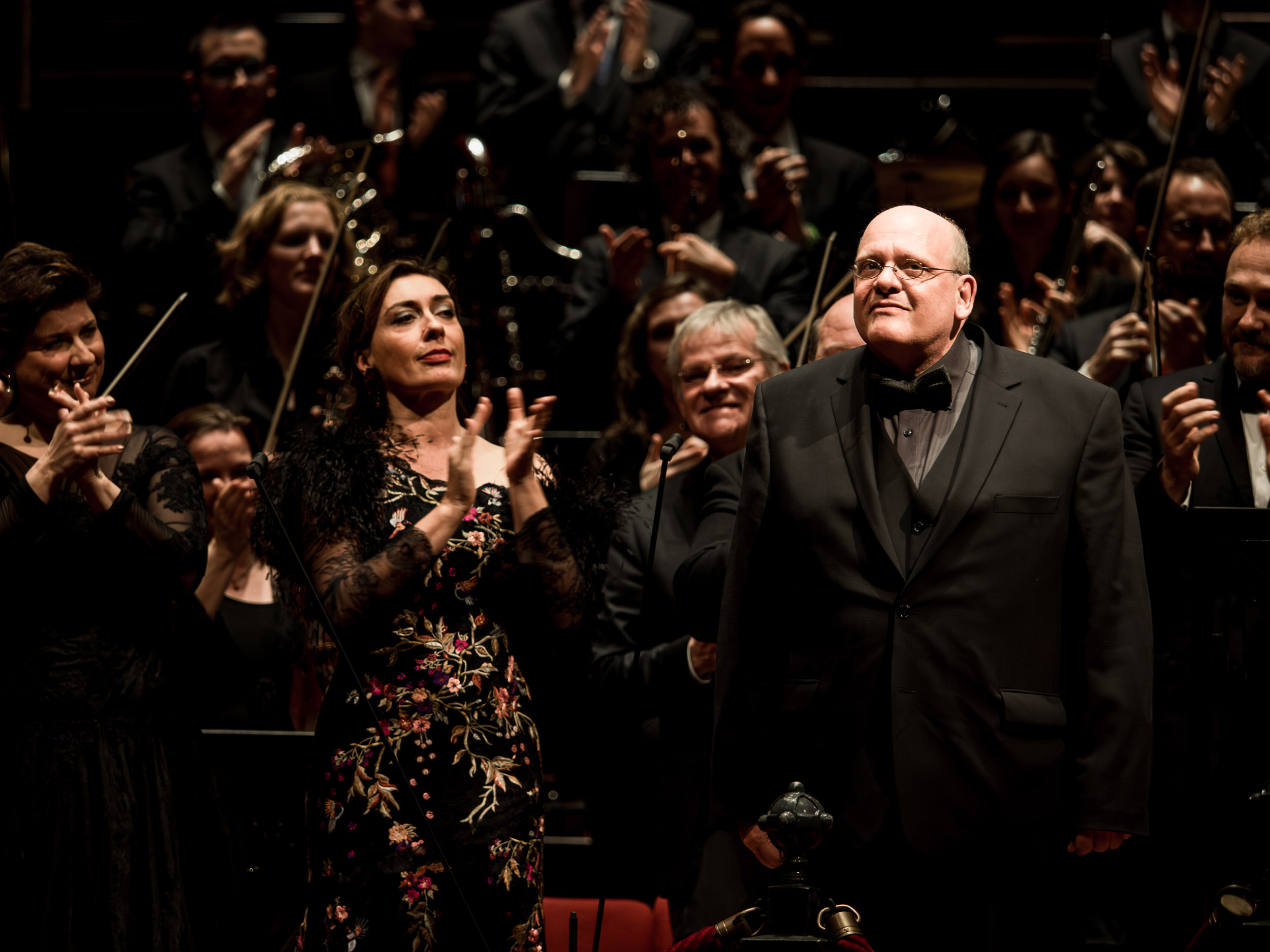Detlev Glanert tijdens het applaus voor het Requiem na de uitvoering van Requiem voor Jheronimus Bosch in het Concertgebouw Amsterdam (foto: Renske Vrolijk)