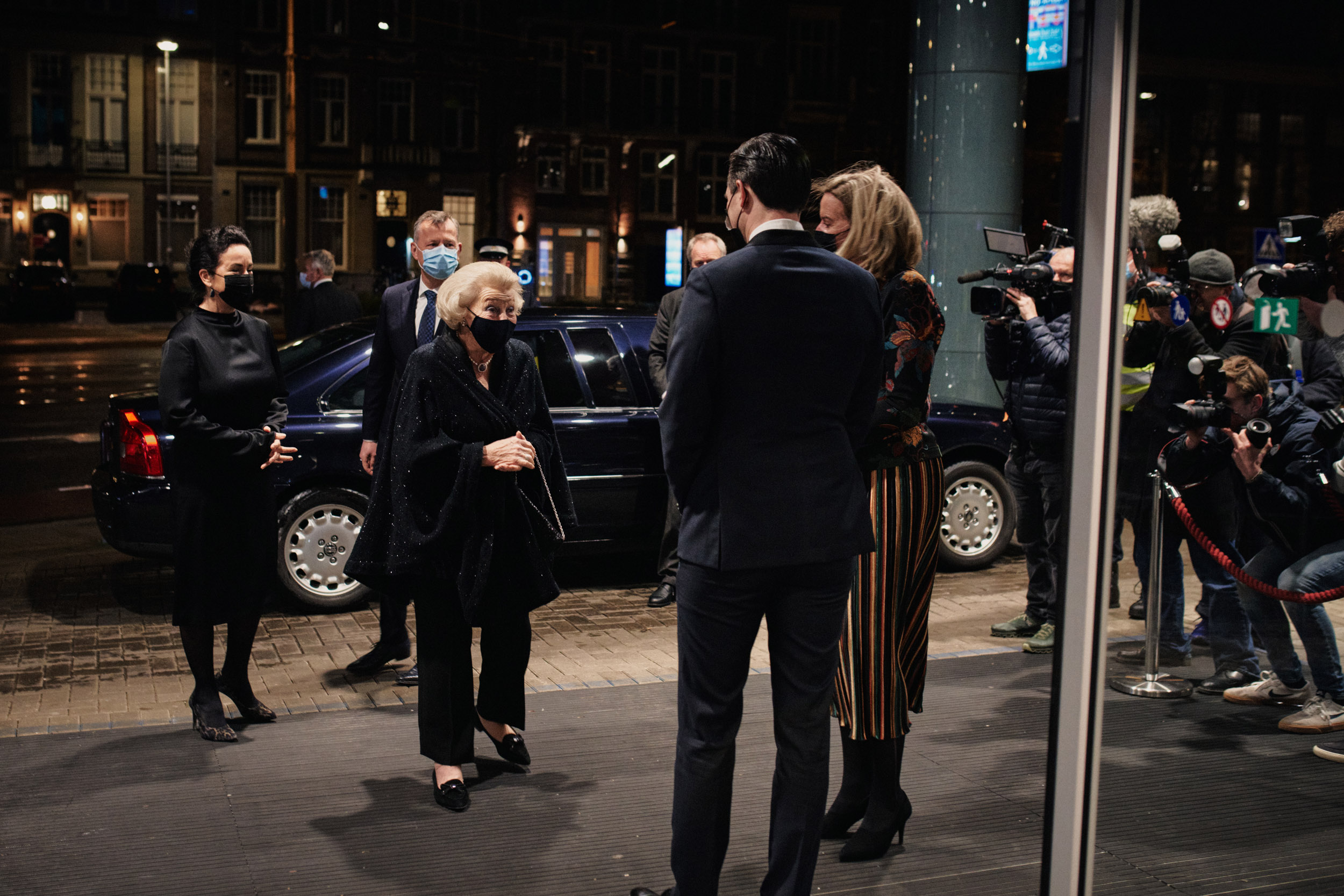 Hare Koninklijke Hoogheid Prinses Beatrix wordt ontvangen door directievoorzitter Dominik Winterling en Dorothee van Vredenburch, voorzitter van het Stichtingsbestuur. Linksachter staan burgemeester van Amsterdam Femke Halsema en Arthur van Dijk, commissaris van de Koning (foto: Milagro Elstak).