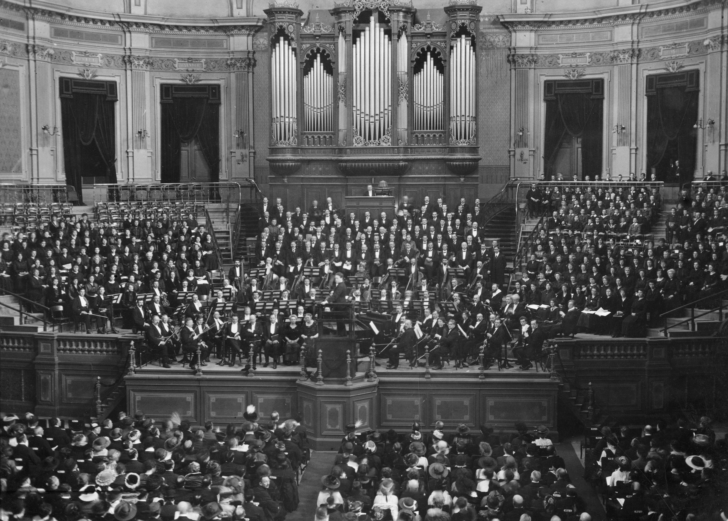 1916, het Concertgebouworkest speelt de Matthäus Passion van Bach o.l.v. Willem Mengelberg ter opening van de Paasweek