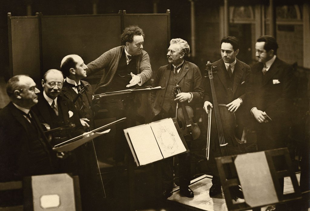 V.l.n.r. Cornelus Dopper, de Naier, Helman, Mengelberg, 1e violist Louis Zimmerman, cellist Caspar Cassado en Rudolf Mengelberg.