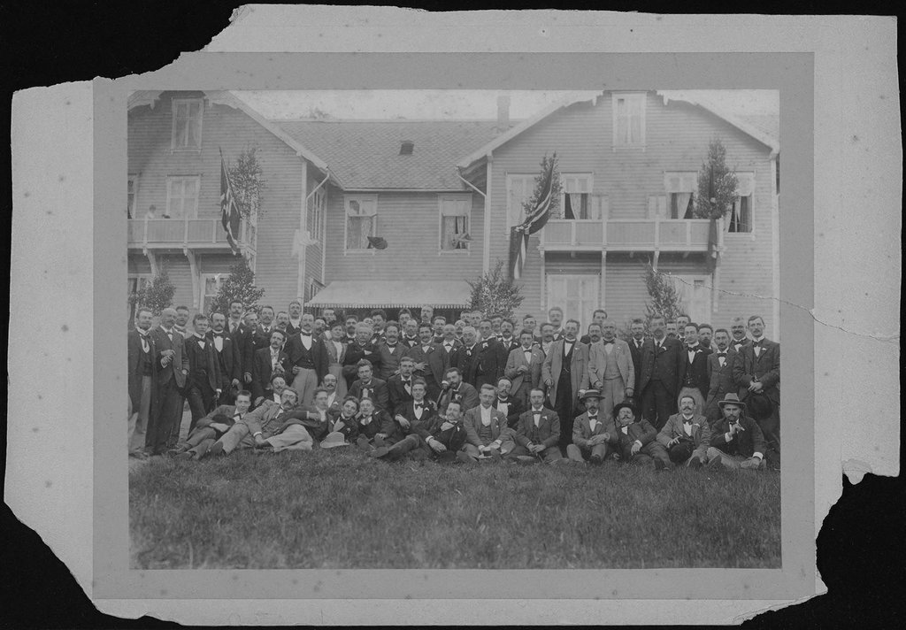 1898 - Het Concertgebouworkest brengt als eerste buitenlandse orkest een bezoek aan Noorwegen - op uitnodiging van componist Edvard Grieg. Zes avonden achterelkaar geeft het orkest concerten in Bergen, elke avond is de zaal vol en het succes groot.