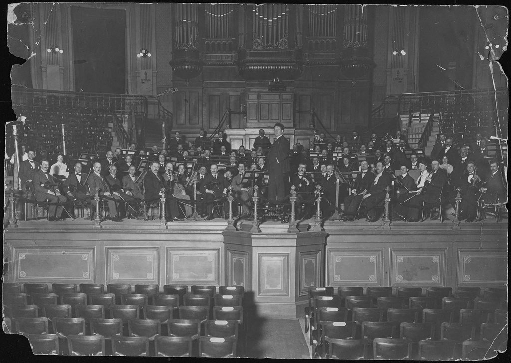 1907 - Willem Mengelberg met het Concertgebouworkest op het podium van de Grote Zaal