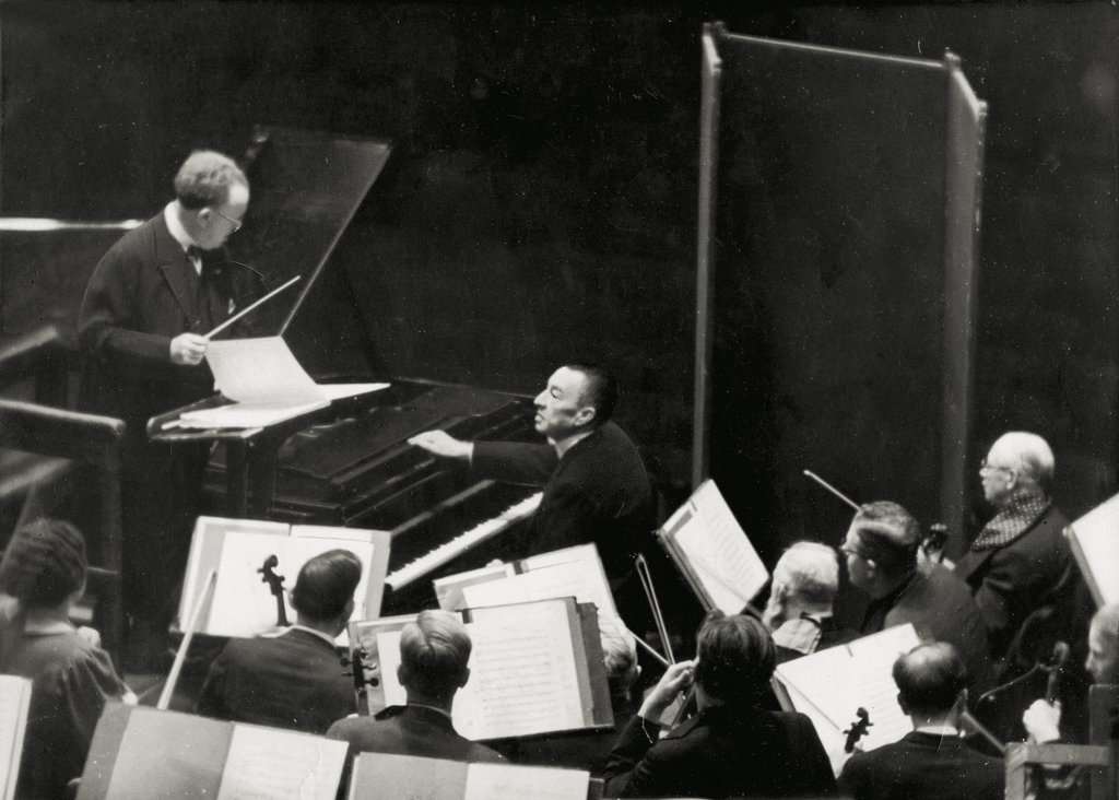 oktober 1938 - Willem Mengelberg en Sergei Rachmaninoff tijdens de repetitie van Rachmaninoffs Rapsodie over een thema van Paganini voor piano en orkest met het Concertgebouworkest