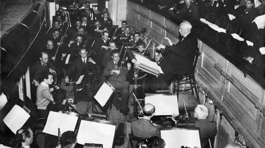 Richard Strauss dirigeert een repetitie van zijn opera Arabella in de Stadsschouwburg Amsterdam, 1934