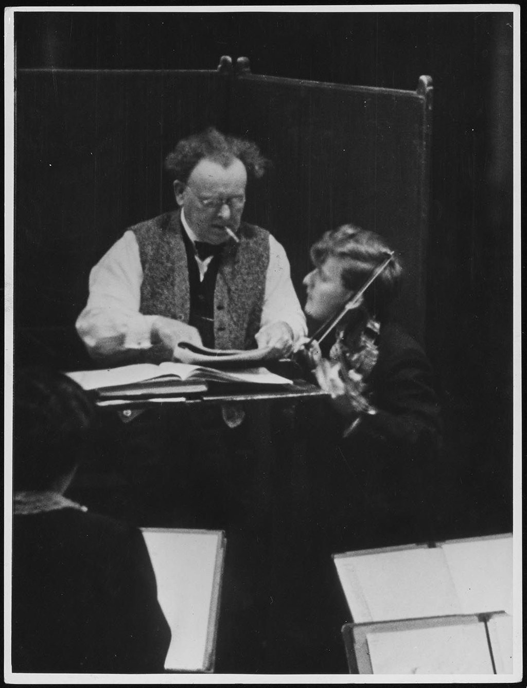 1938 - Willem Mengelberg met Yehudi Menuhin tijdens een repetitie voor de première van het Vioolconcert van Robert Schumann