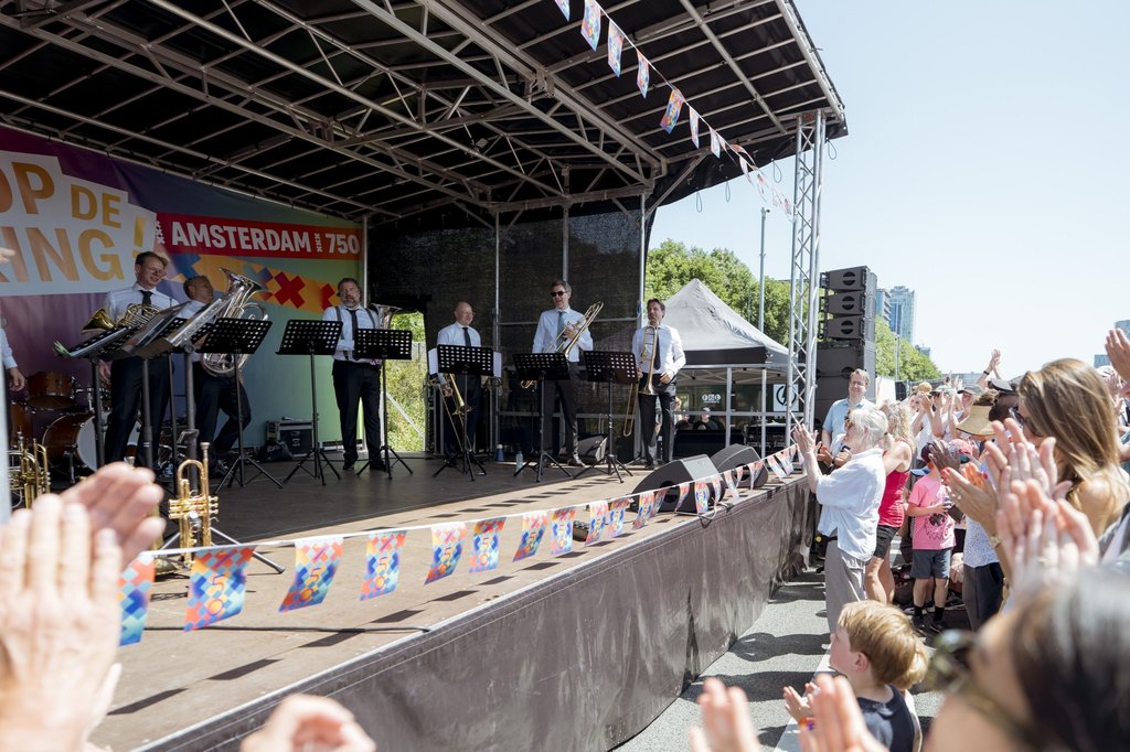 Koperblazers geven een concert op de Ring A10