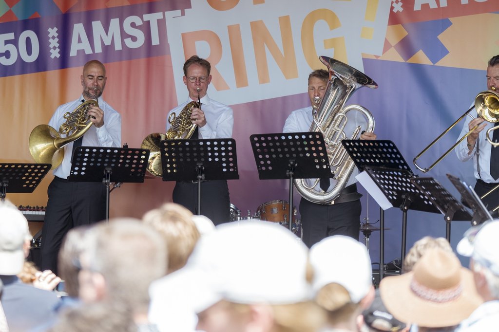 Koperblazers geven een concert op de Ring A10
