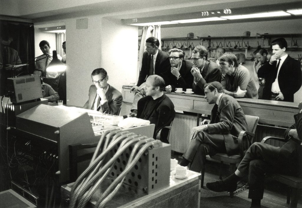 1969 - Bernard Haitink luistert naar de opname van Bruckners Tweede symfonie tijdens een opname sessie.