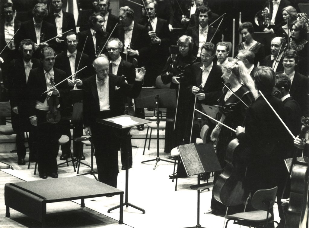 1982 - Bernard Haitink en het Concertgebouworkest nemen het applaus in ontvangst na een uitvoering van Mahlers Derde symfonie. Concertmeester is Jaap van Zweden.