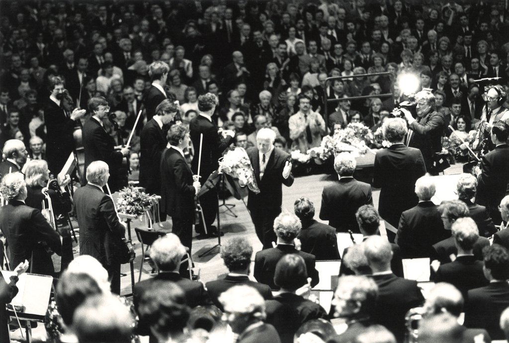 1988 - Bernard Haitink verlaat het podium en het Concertgebouworkest na zijn afscheidsconcert als chef-dirigent