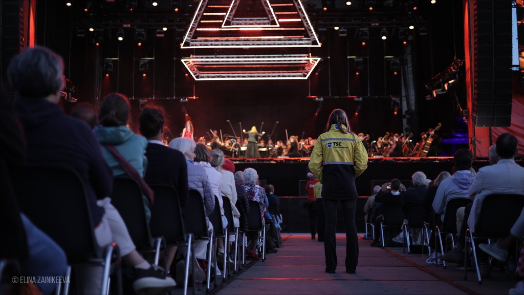 Met duizenden toeschouwers biedt dit openluchtconcert een uitzonderlijke kans aan deze jonge talenten.