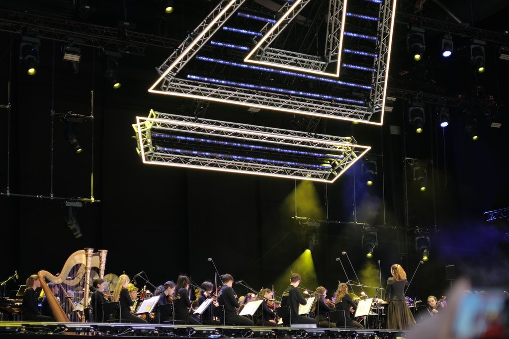 Niet veel later volgde een nieuw hoogtepunt. Concertgebouworkest Young speelde tijdens de openingsavond van SAIL op de NDSM-werf, opnieuw geleid door Elim Chan.