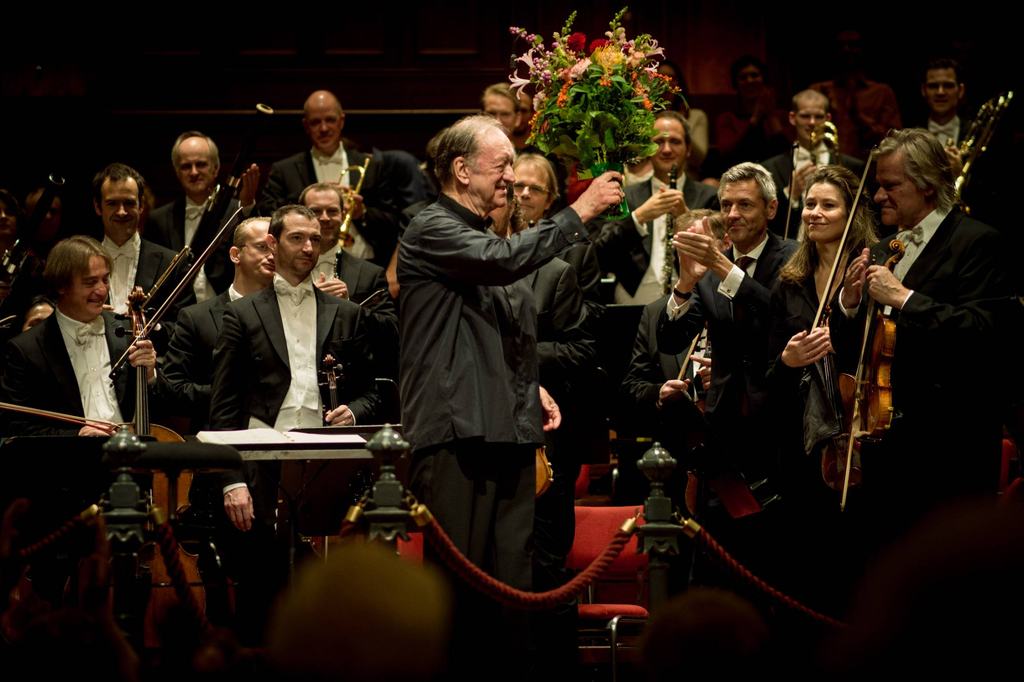 Nikolaus Harnoncourt bids farewell to the Concertgebouw Orchestra after a performance of Bruckner's Fifth Symphony.