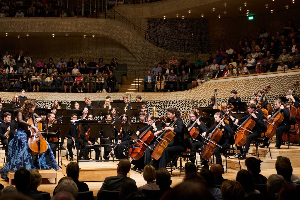 Als toegift speelt Julia Hagen samen met de cellogroep uit het orkest een toegift, Marcia van Sollima.