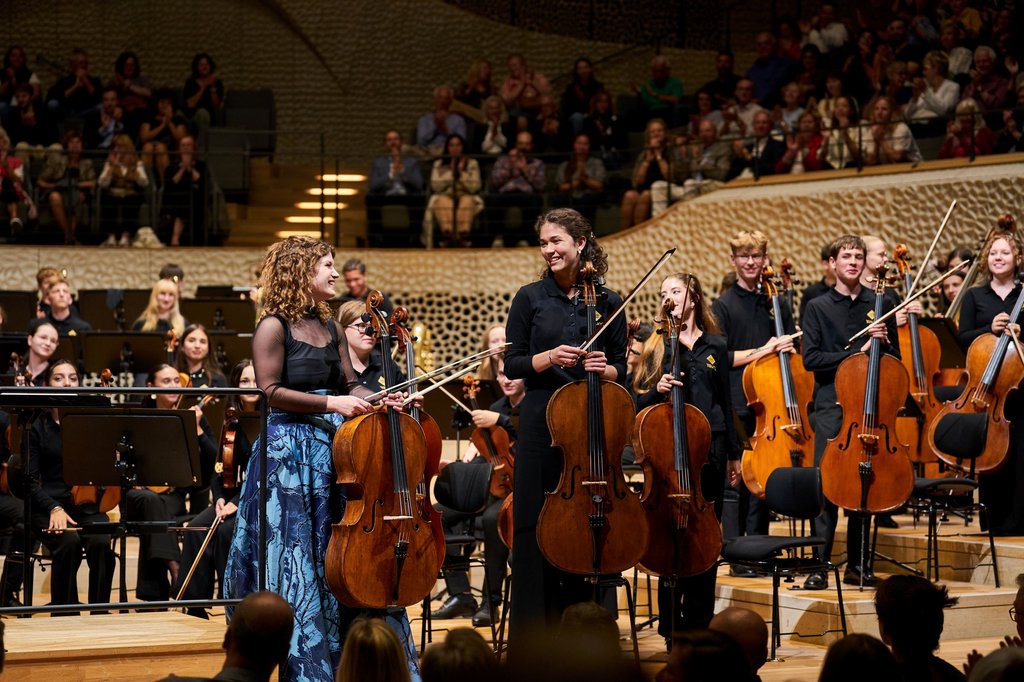 En dus een daverend applaus voor Julia Hagen en alle cellisten uit het orkest. Naast Julia staat Frida Lindner, de aanvoerder van de cellisten.