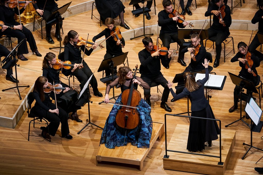 Ook hier staat het orkest onder leiding van dirigent Elim Chan en begeleiden ze cellist Julia Hagen bij Elgars Celloconcert.