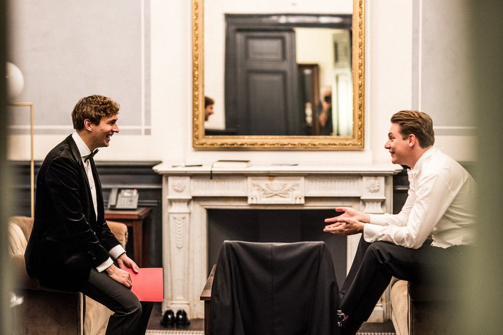 Achter de schermen: voormalig associate conductor Aurel Dawidiuk (links) en toekomstig chef-dirigent Klaus Mäkelä in gesprek.