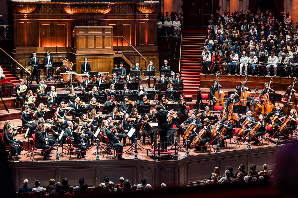Het jubileumorkest opent met Griegs Eerste suite uit ‘Peer Gynt’ onder leiding van Aurel Dawidiuk.