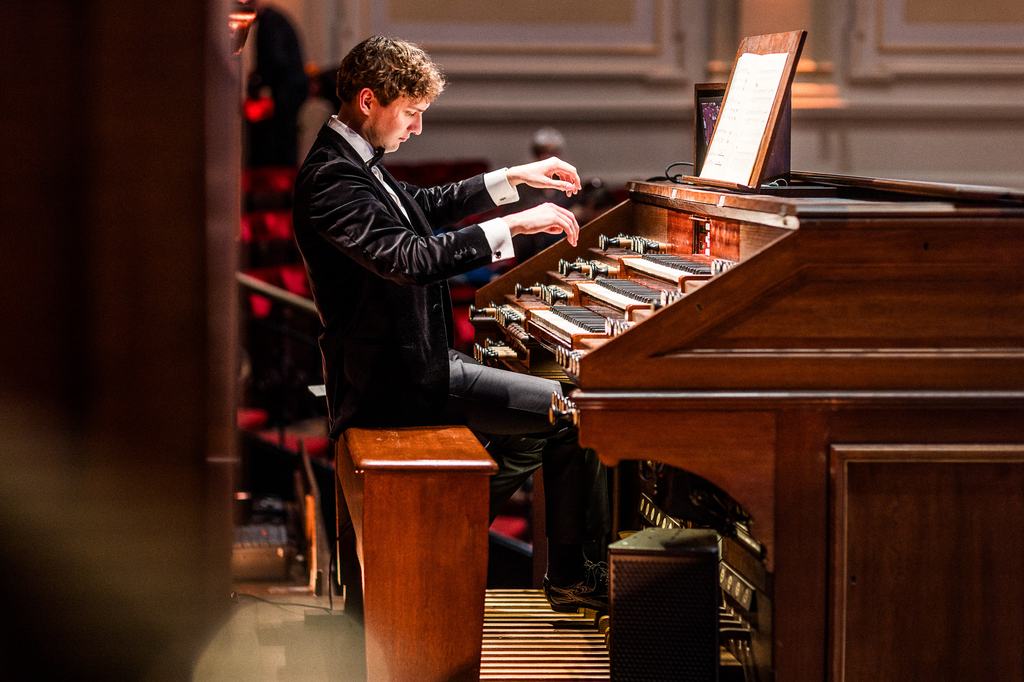 Aurel Davidiuk achter de klavieren van het orgel.