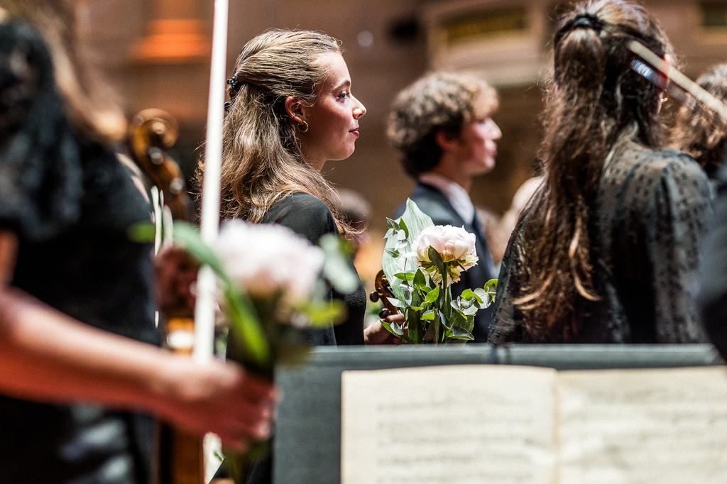 Het jubileumorkest neemt het welverdiende applaus en de bloemen in ontvangst.