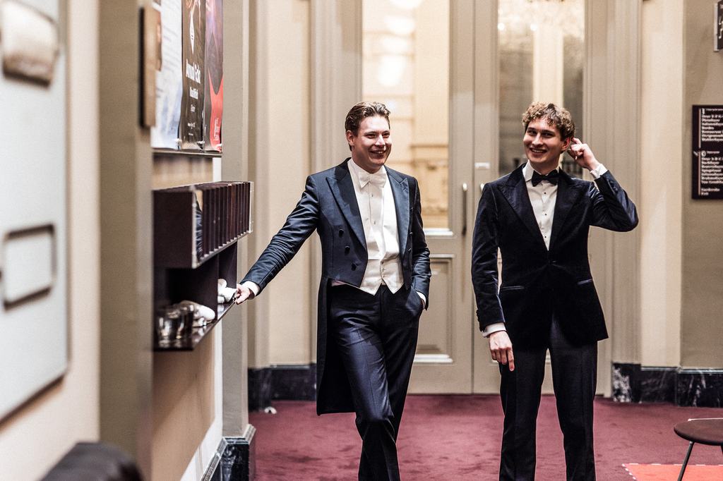 Klaus Mäkelä en Aurel Dawidiuk vlak voor de opkomst.