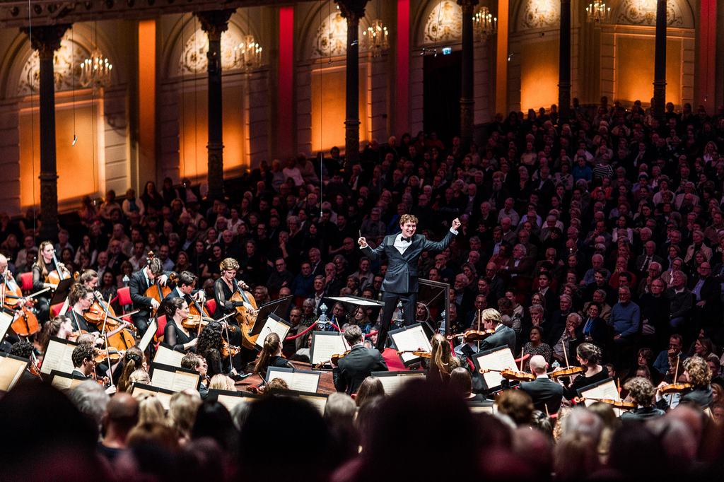 Aurel Dawidiuk zweept het orkest op.