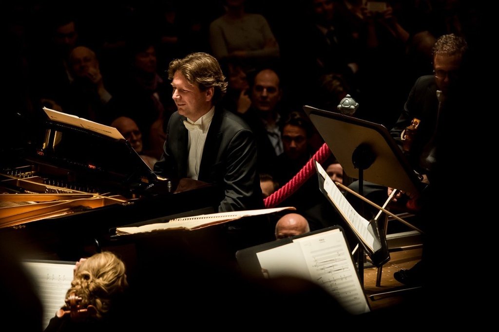 Jeroen Bal at the piano during a concert