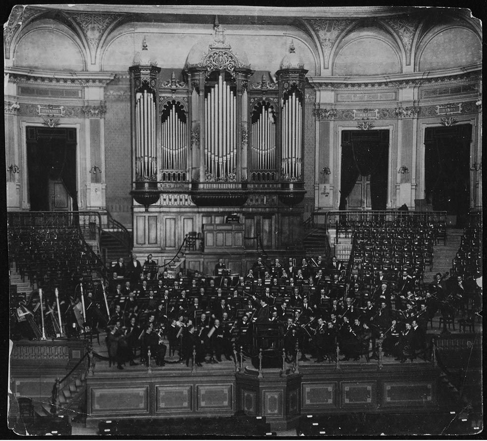 Willem Mengelberg met het Concertgebouworkest op het podium van de Grote Zaal