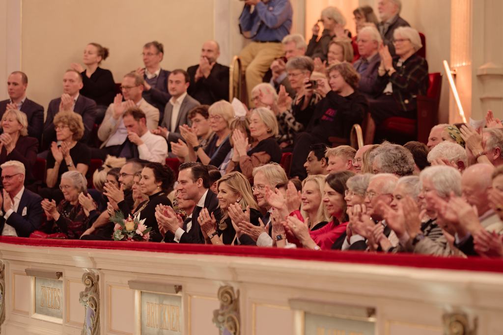 Applaus vanaf het balkon, onder toeziend oog van Koningin Maxima.