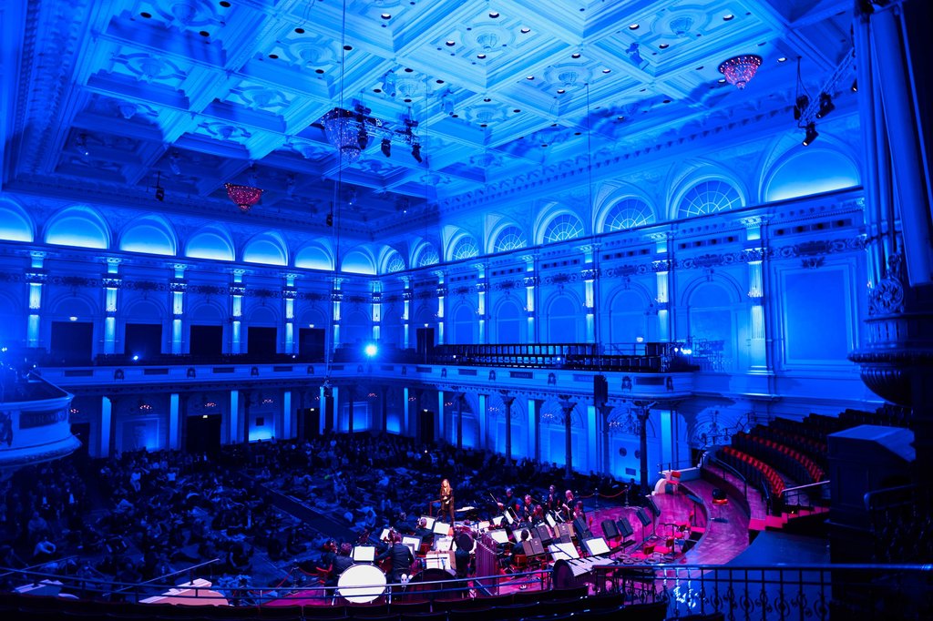 Tijdens het bijzondere Late Night concert met Barbara Hannigan, waar een deel van het publiek op vloer zat. Met spannende mise-en-espace door Pierre Audi.
