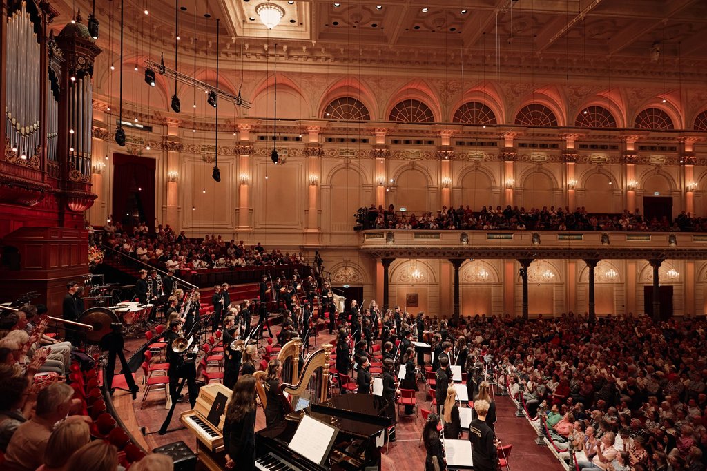 Na ruim twee weken oefenen, oefenen en nog eens oefenen, volgt het eerste concert in Het Concertgebouw onder leiding van dirigent Elim Chan.
