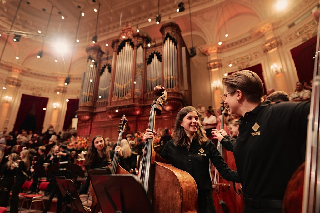 Na afloop van het concert is op de gezichten van de jonge talenten opluchting, blijdschap en dankbaarheid af te lezen na hun eerste grote concert als Concertgebouworkest Young.