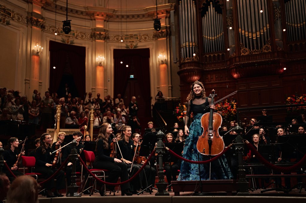 Samen met celliste Julia Hagen speelt het orkest Elgars Celloconcert.