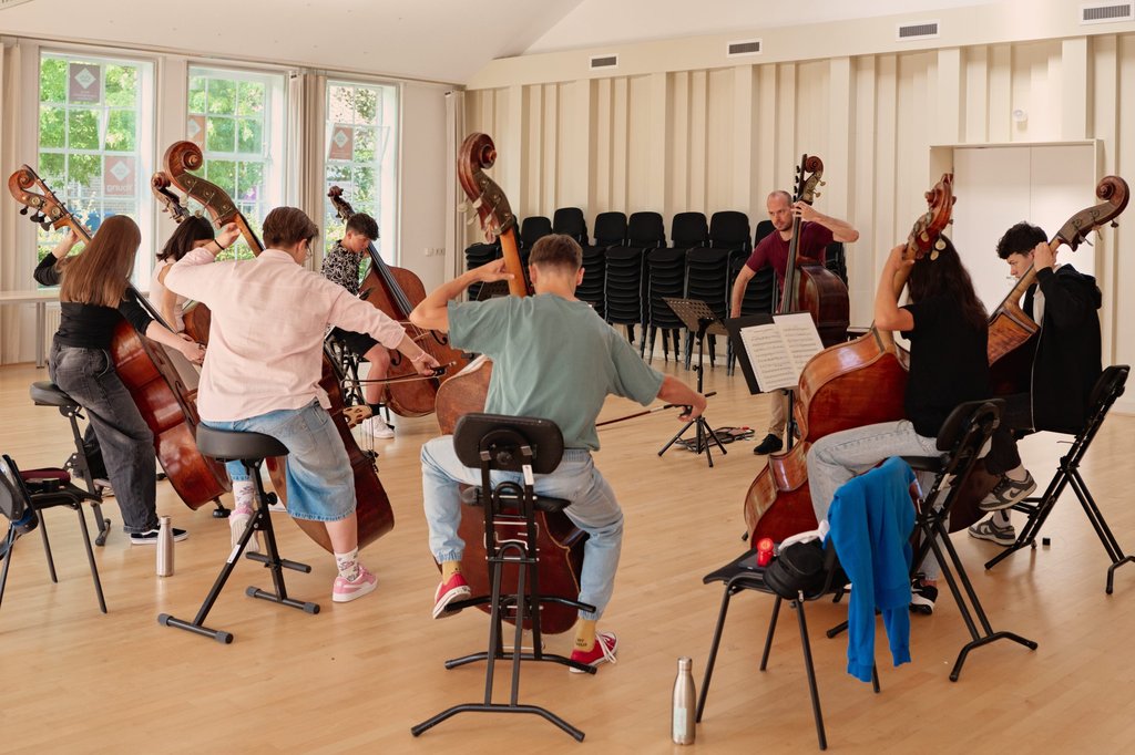 En ook krijgen de talenten masterclasses door musici van het Concertgebouworkest. Hier repeteert de contrabasgroep met Théotime Voisin.