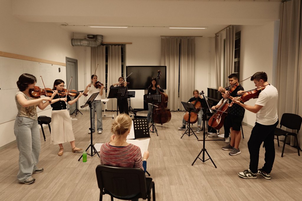 En de talenten worden gecoacht tijdens het spelen van kamermuziek. Zo zijn de dagen gevuld met samen muziek maken.