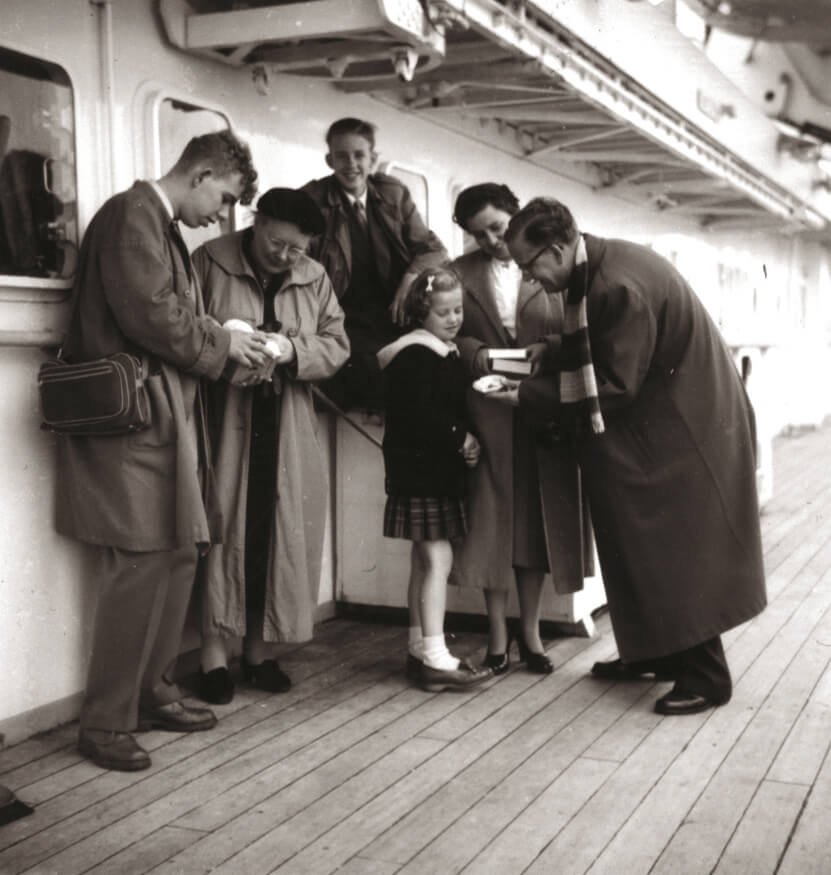 1954 - Musici delen handtekeningen uit op de Noordam