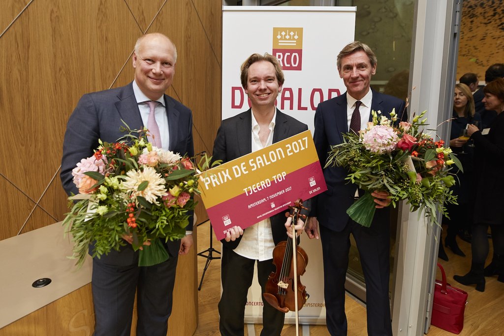 Tjeerd Top ontvangt de Prix de Salon 2017 op kantoor bij Stibbe. V.l.n.r. Derk Lemstra, partner bij Stibbe, violist Tjeerd Top en oud-directievoorzitter van het Concertgebouworkest Jan Raes.