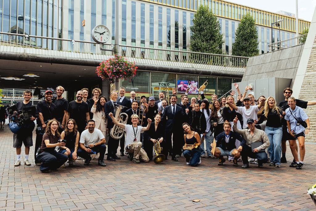 'It's a wrap' - het hele team na afloop van de flashmob