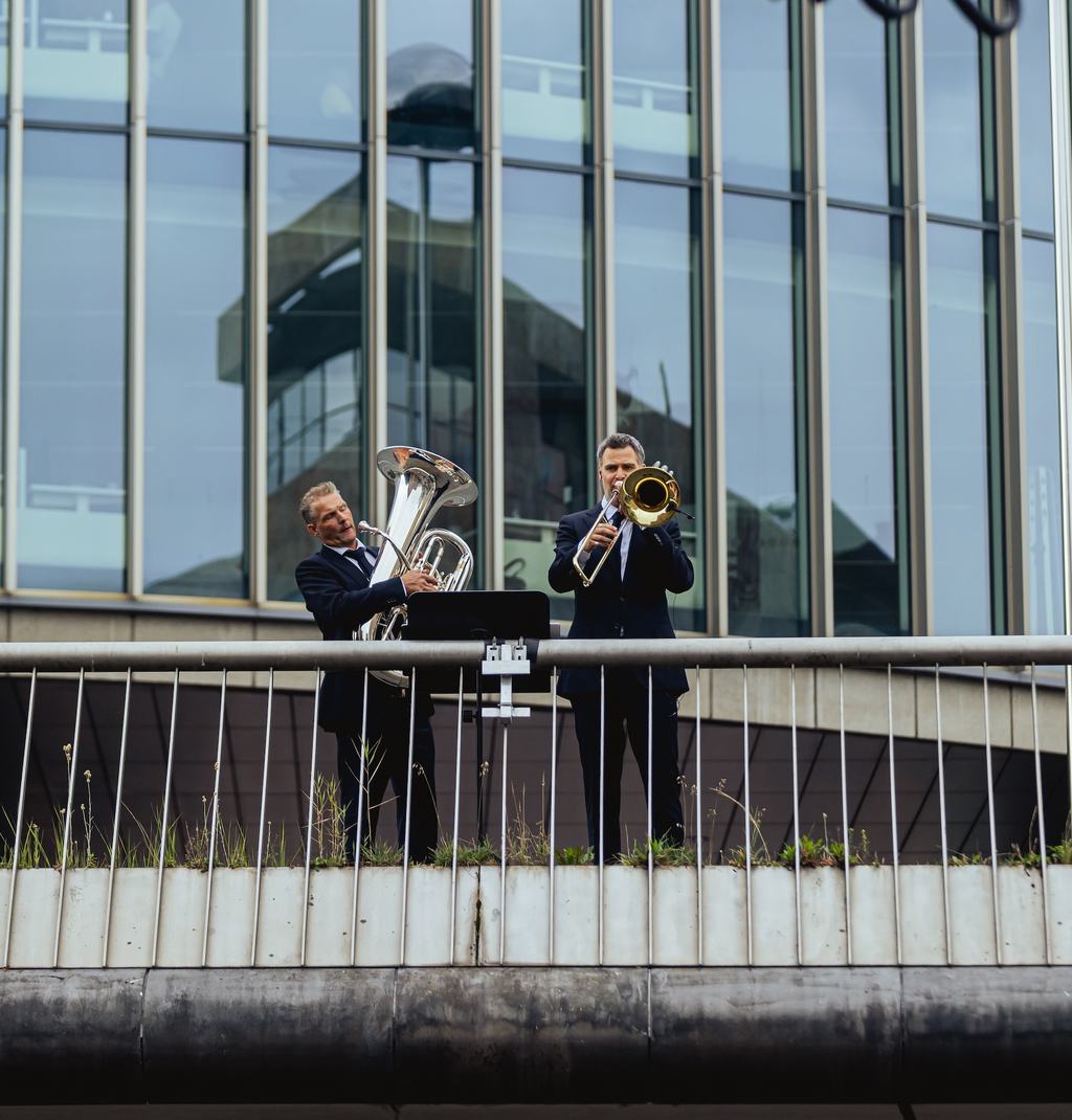 Perry Hoogendijk en Martin Schippers op de brug boven het Bijlmerplein