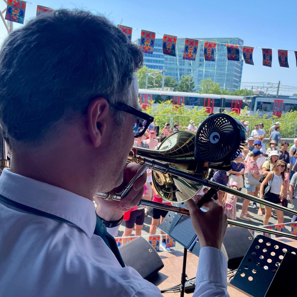 Trombonist Martin Schippers speelt met ventilatortje op instrument een concert op de snelweg