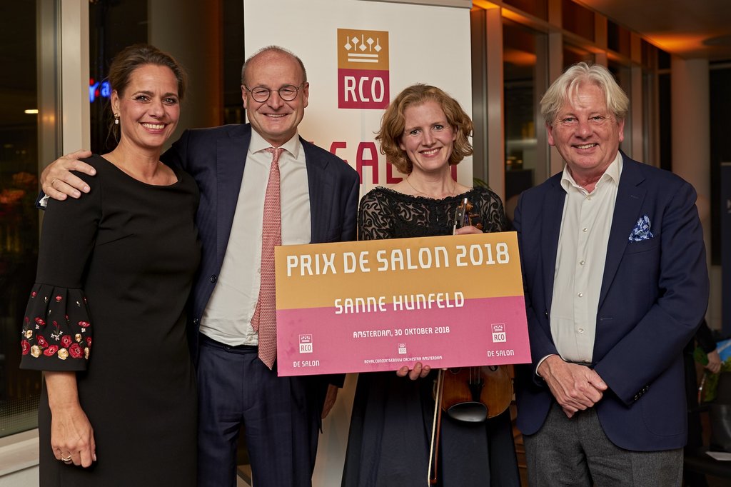Sanne Hunfeld ontvangt de Prix de Salon 2018 op kantoor bij Houthoff. V.l.n.r. Anne Christin Erbe, hoofd Development Concertgebouworkest, Willem de Nijs Bik, partner bij Houthoff, violiste Sanne Hunfeld en oud-bestuurslid van de Foundation Marc Bakker